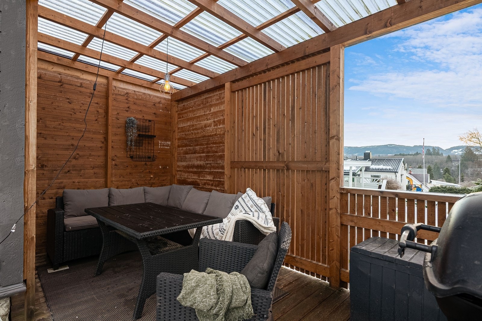 God plass til utemøbler og flere soner på terrassen. Galleribilde