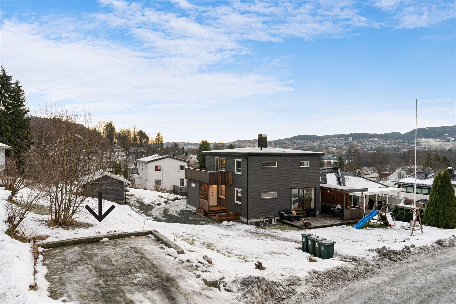 Eiendommen ligger tilbaketrukket i en stille og barnevennlig gate på Selsbakk, med ingen gjennomgangstrafikk. Det følger samt to oppstillings til bil på oversiden av huset. (se pil) Galleribilde