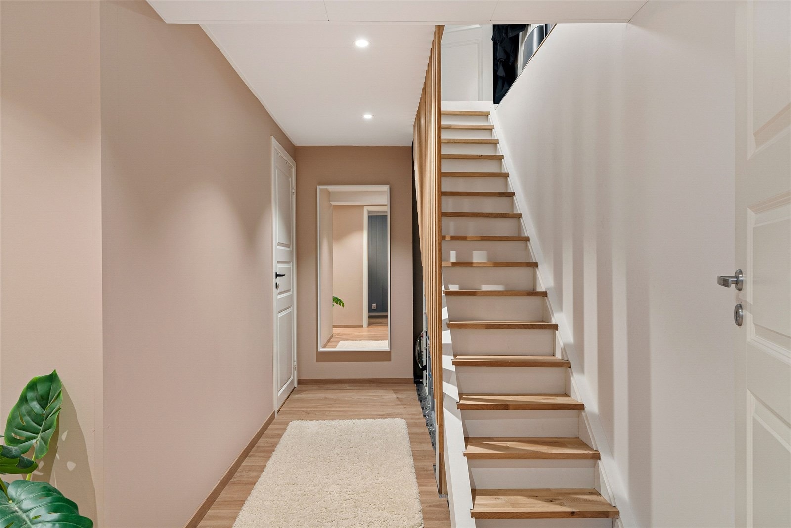 Kjelleretasjen ble etablert i perioden 2017-2023 og fremstår som funksjonell og godt utnyttet. Dagens selger har i tillegg oppgradert med ny trappeløsning, noe som gir enklere og mer naturlig adkomst mellom etasjene. Galleribilde