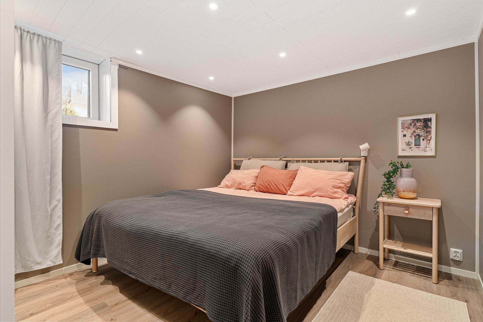 Etasjen inneholder tre soverom på ca. 8,5, 9 og 10,5 kvm. Alle rommene har plass til dobbeltseng, garderobeløsning og kontorpult. Galleribilde