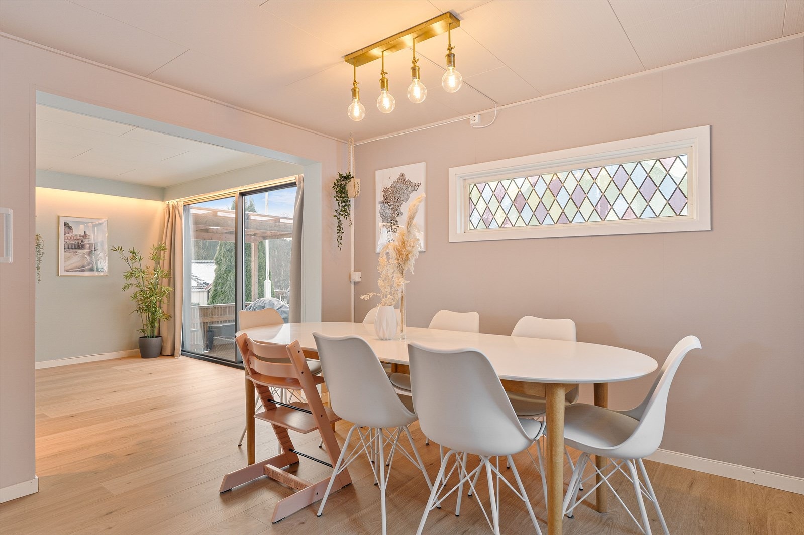 Spisestuen har god plass til større spisebord, og her er det enkelt å samle både familie og venner til måltider og hyggelige sammenkomster. Galleribilde