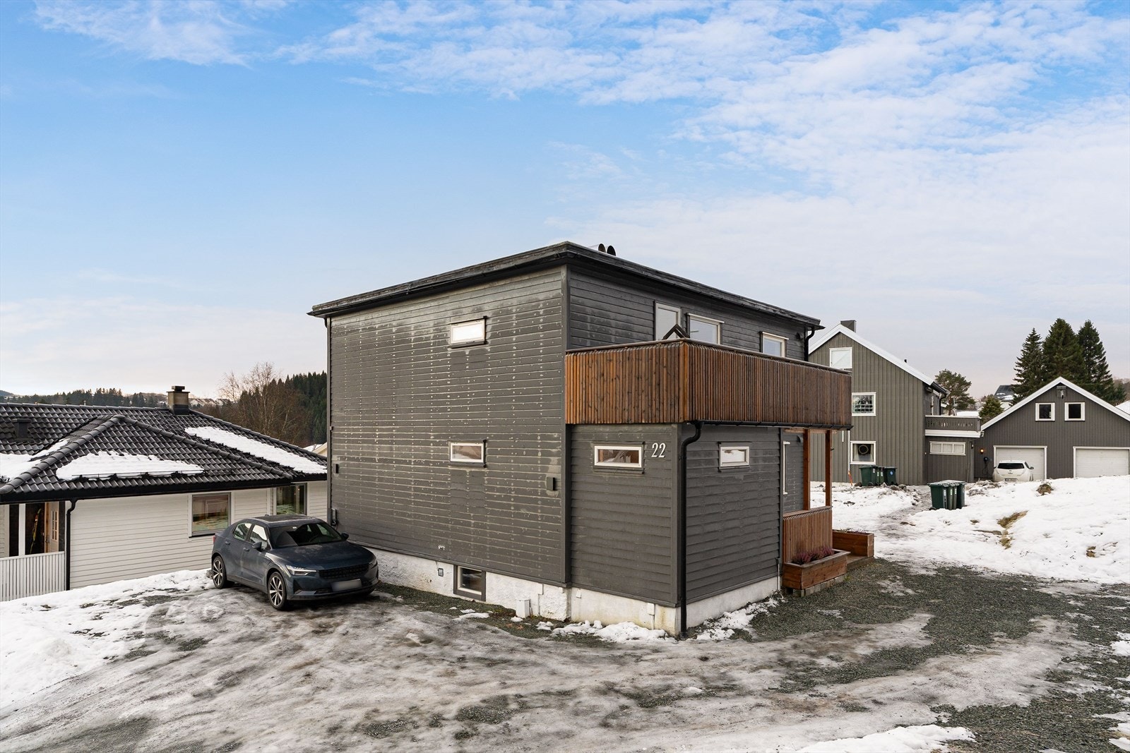 Romslig plenareal, samt gruslagt gårdsplass med plass til mange biler. Det er etablert lader til el-bil på gårdsplassen. Velkommen til visning! Galleribilde