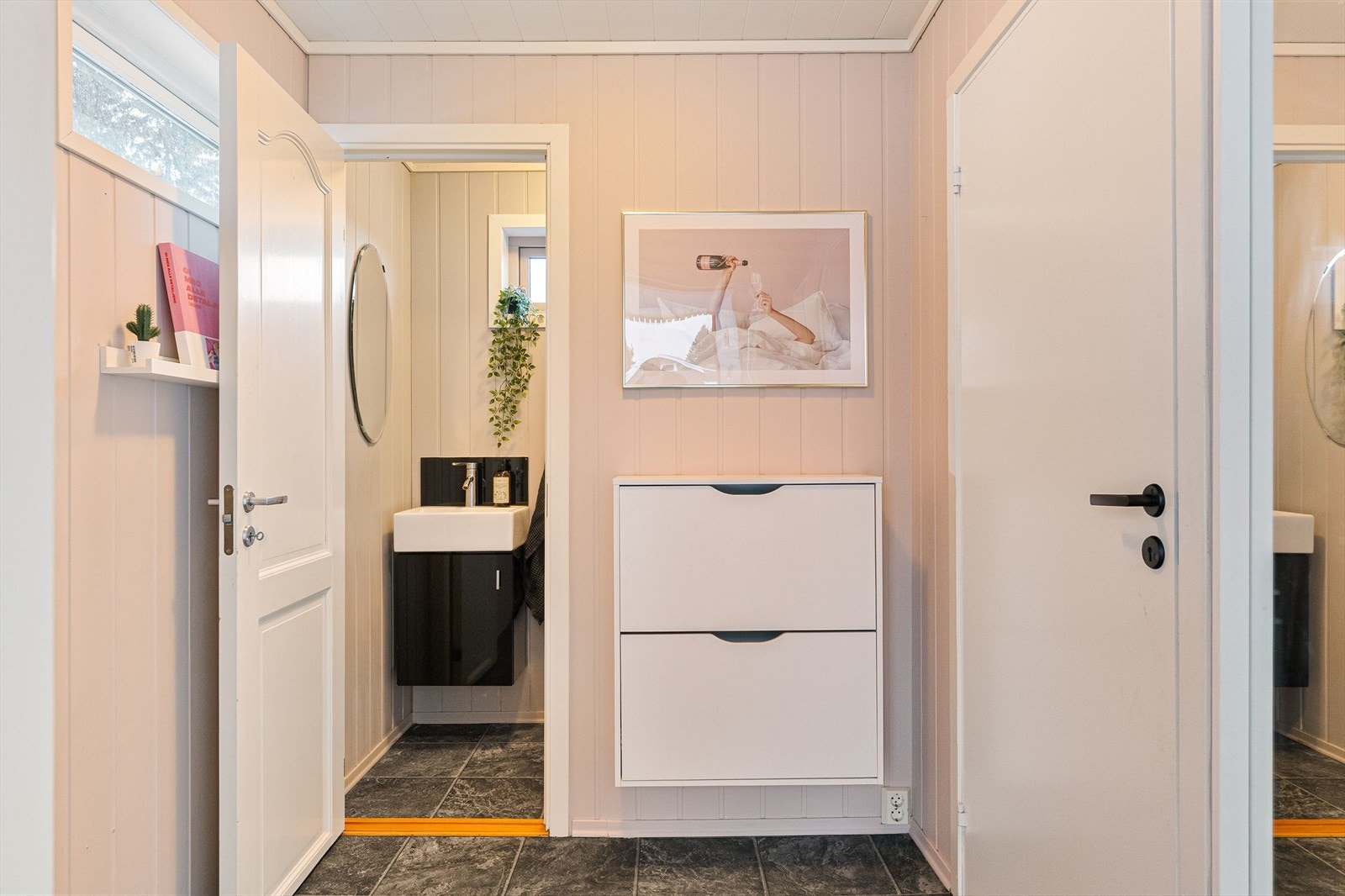 Direkte adkomst til WC fra ytterdøren. En svært funksjonell løsning i hverdagen, spesielt for småbarnsfamilier og gjester. Galleribilde