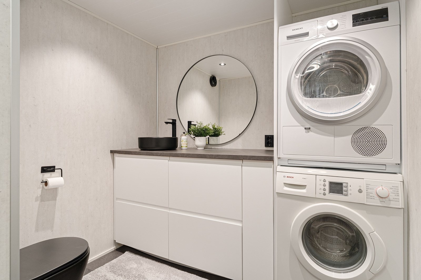 Videre finner man et praktisk vaskerom på ca. 5 kvm med opplegg for vaskemaskin og tørketrommel. Rommet er innredet med baderomsmøbel med servant og speil, samt toalett. Galleribilde
