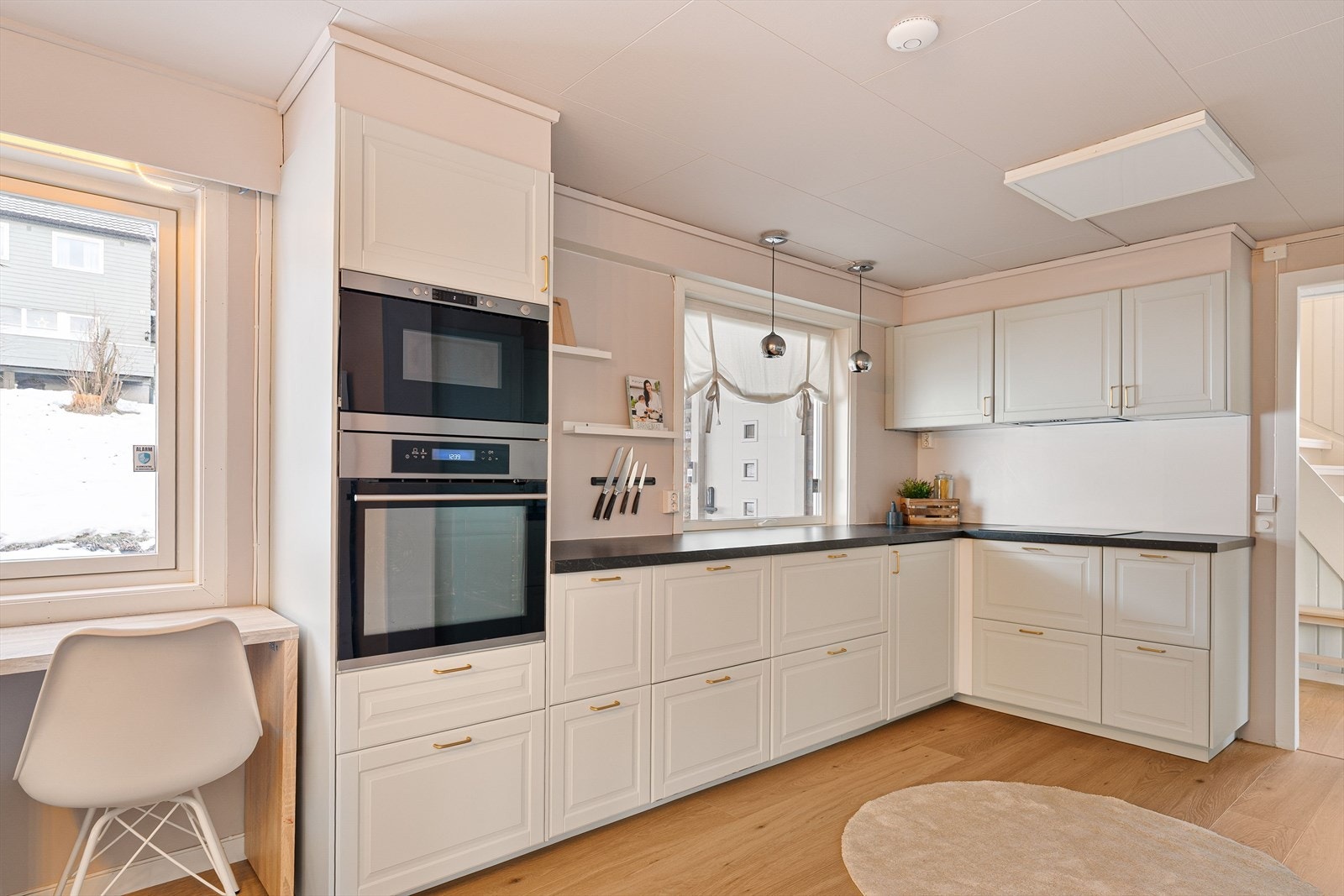 Kjøkkeninnredningen ble montert i 2017 og er utstyrt med integrerte hvitevarer. Galleribilde