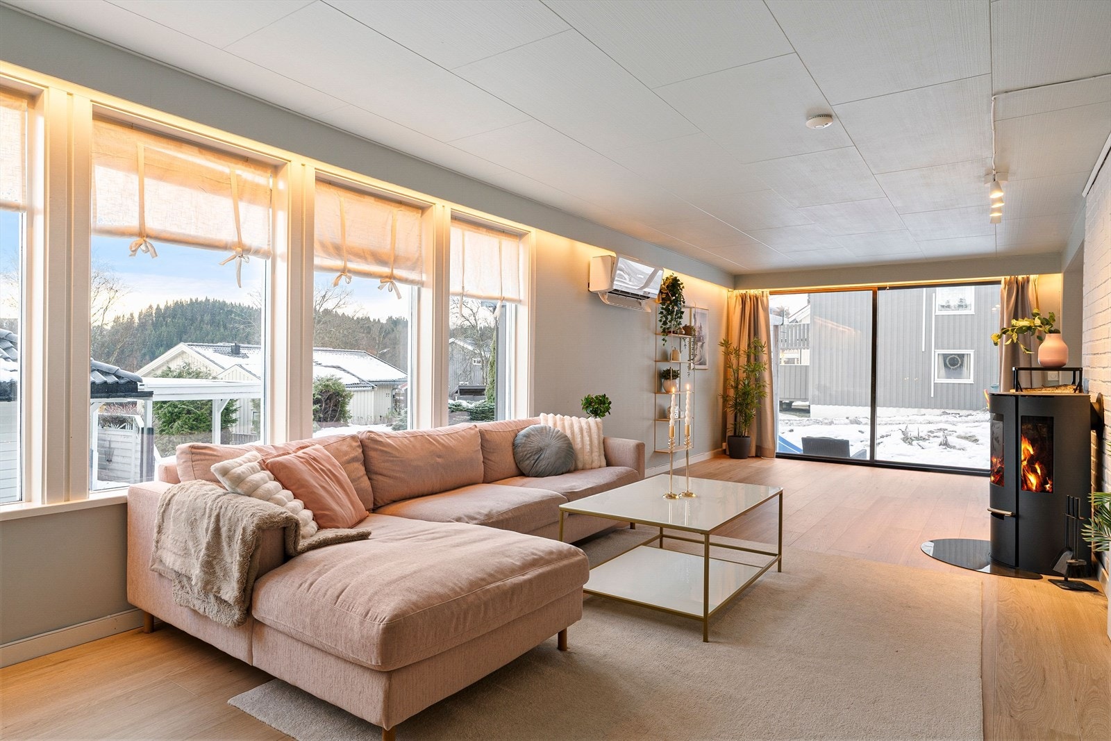 Stuen er romslig med et areal på ca. 31 kvm og preges av store vindusflater som gir rikelig med naturlig lys. Rommet har god plass til en romslig sofagruppe og øvrig møblering. Galleribilde