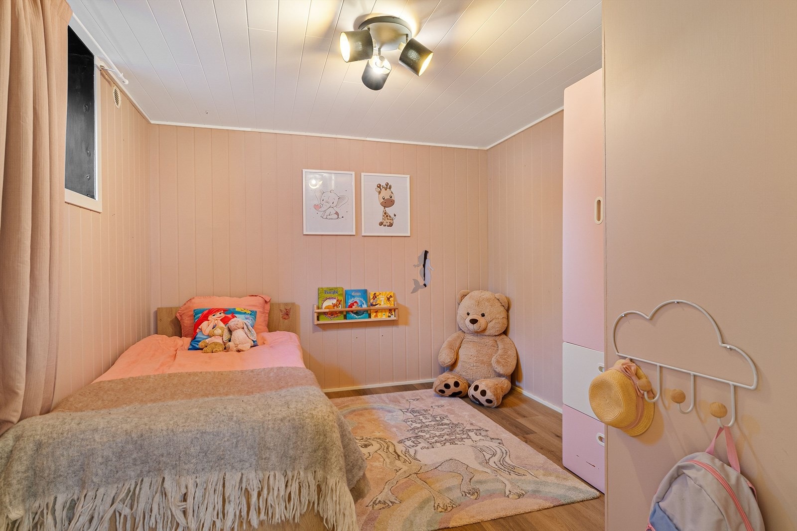 Her fra soverommet som ligger innen for det største rommet i kjelleren. Dette er på 8,5 kvm. Galleribilde