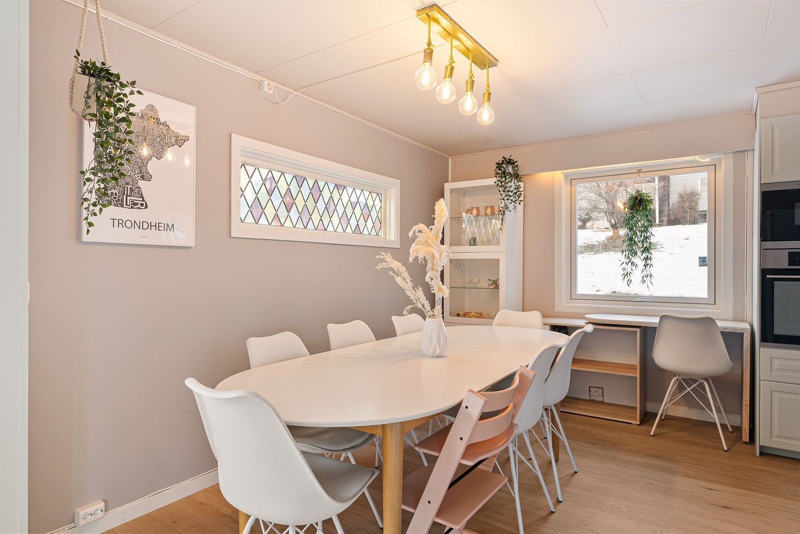 Kjøkken og spisestue utgjør til sammen ca. 22 kvm og fremstår som et sosialt og funksjonelt samlingspunkt i boligen. Galleribilde