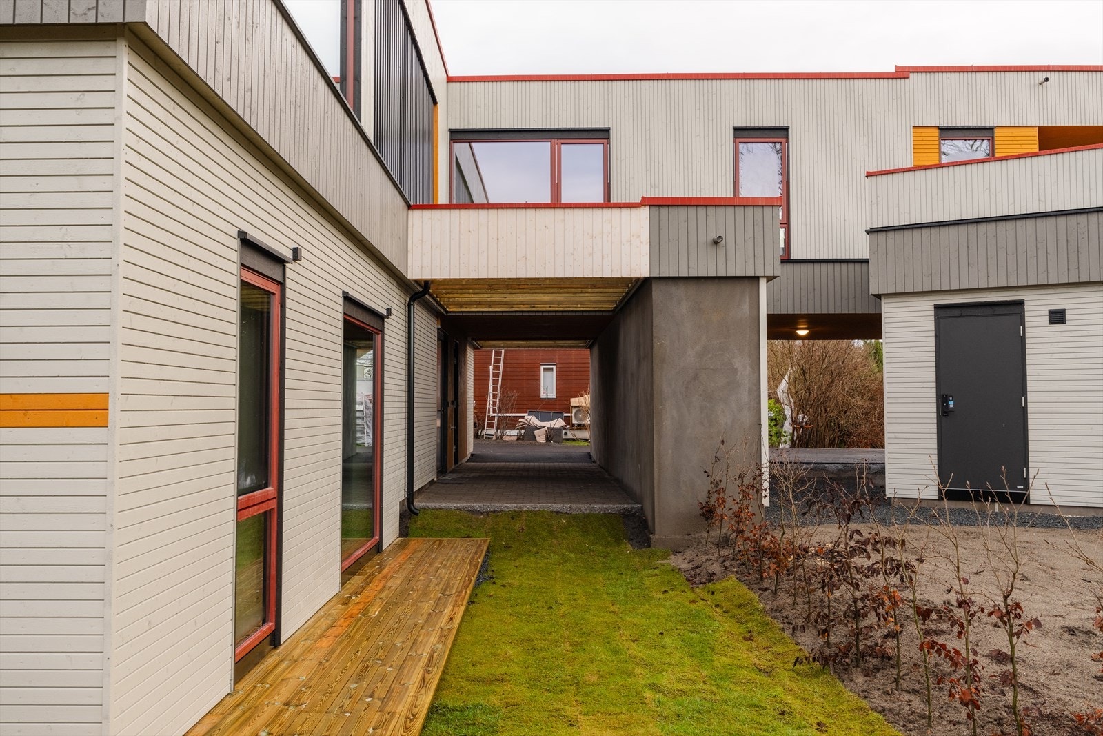 Boligen har adkomst via et overbygget inngangsparti i 1. etasje. Galleribilde