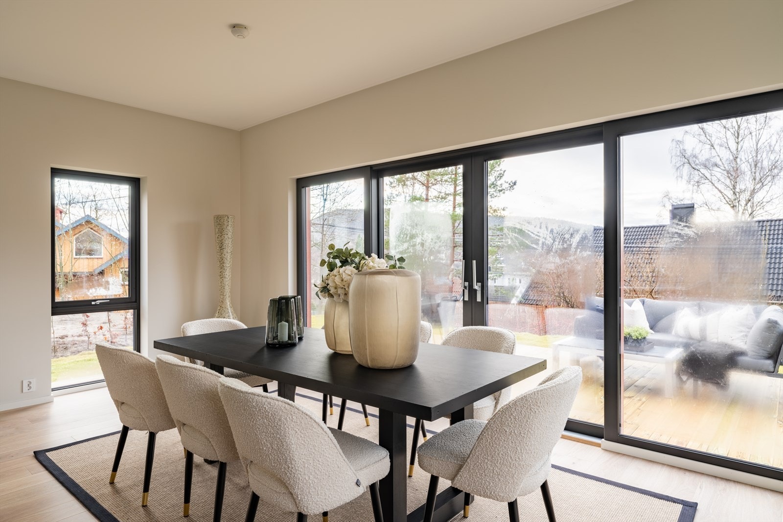 Store skyvedører gir direkte utgang til terrassen og skaper en sømløs overgang mellom inne- og uterom. Galleribilde