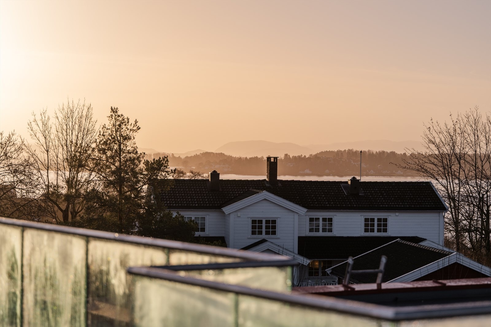 Eiendommen har en høy og solrik beliggenhet med vakker utsikt over nærområdet og mot fjorden. Galleribilde