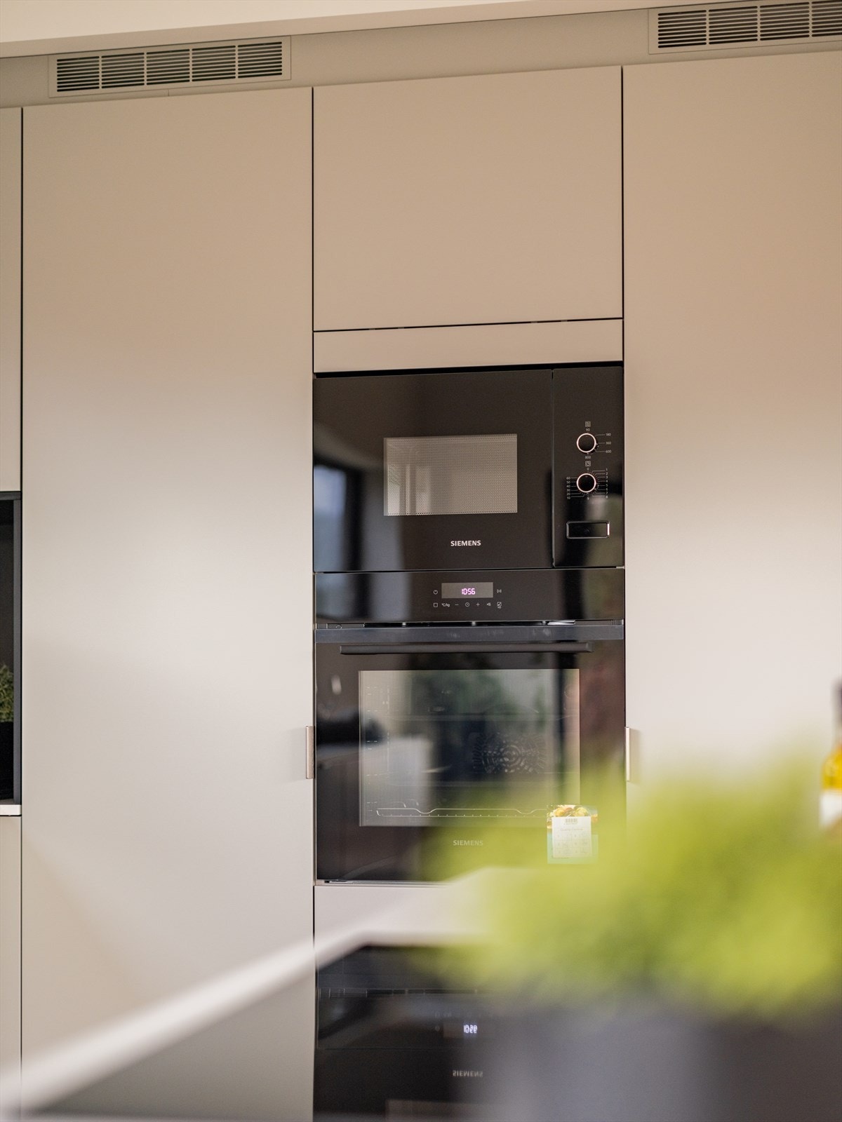 Kjøkkenet er fullt utstyrt med integrerte hvitevarer fra Siemens, inkludert kjøleskap, fryseskap, stekeovn, microovn og oppvaskmaskin. Galleribilde