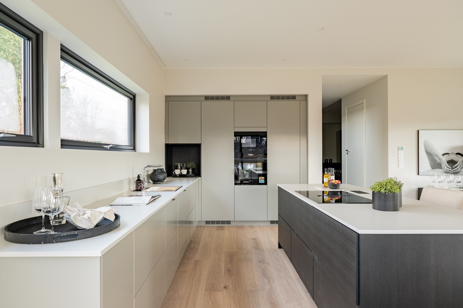 Stilren kjøkkeninnredning med glatte fronter gir et eksklusivt og tidløst uttrykk. Galleribilde