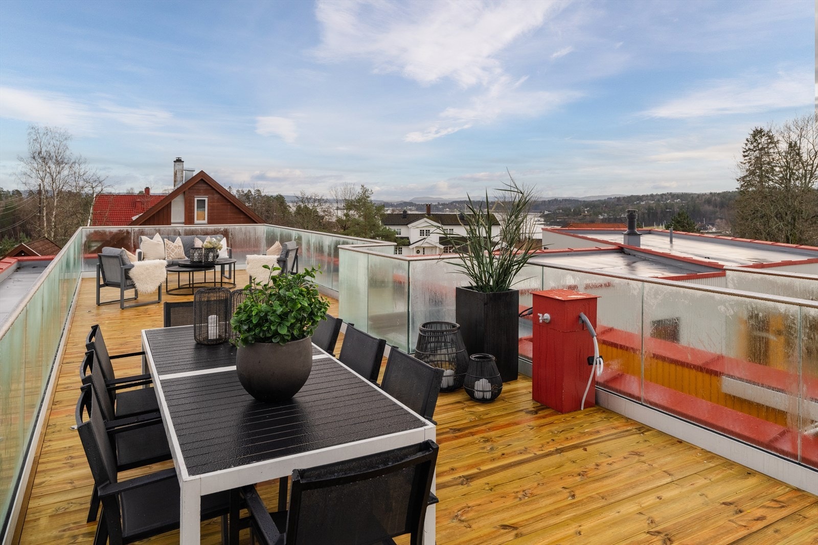 Romslig takterrasse på hele 50 m2. Perfekt for sol, sosiale sammenkomster og utsikt. Galleribilde