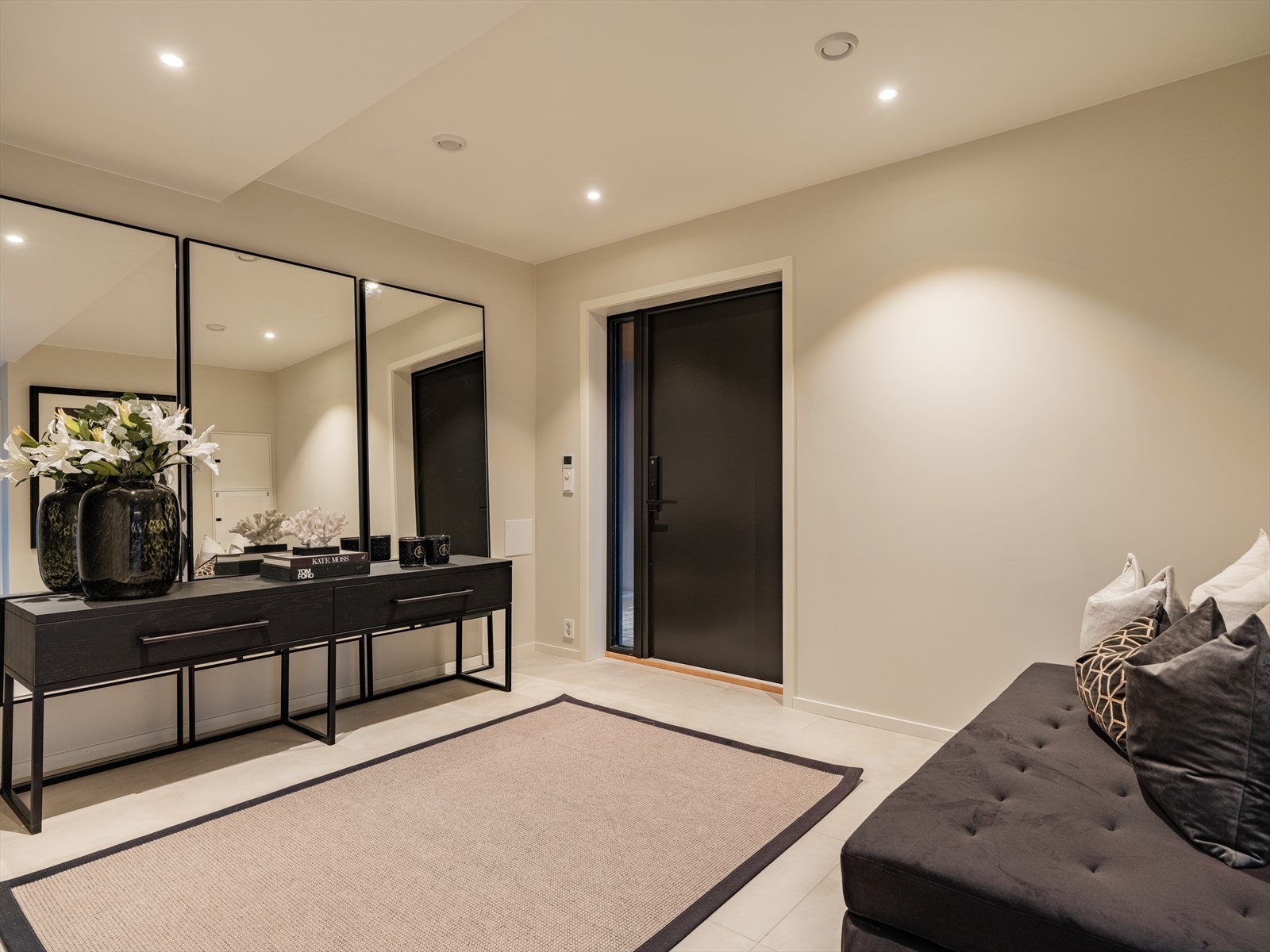 Det er god plass til oppbevaring av yttertøy og sko, med plass til å sette opp garderobeskap langs veggen. Galleribilde