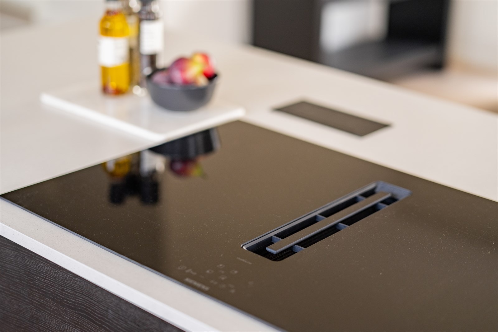 Keramisk platetopp med integrert ventilator gir en moderne og diskret løsning. Galleribilde