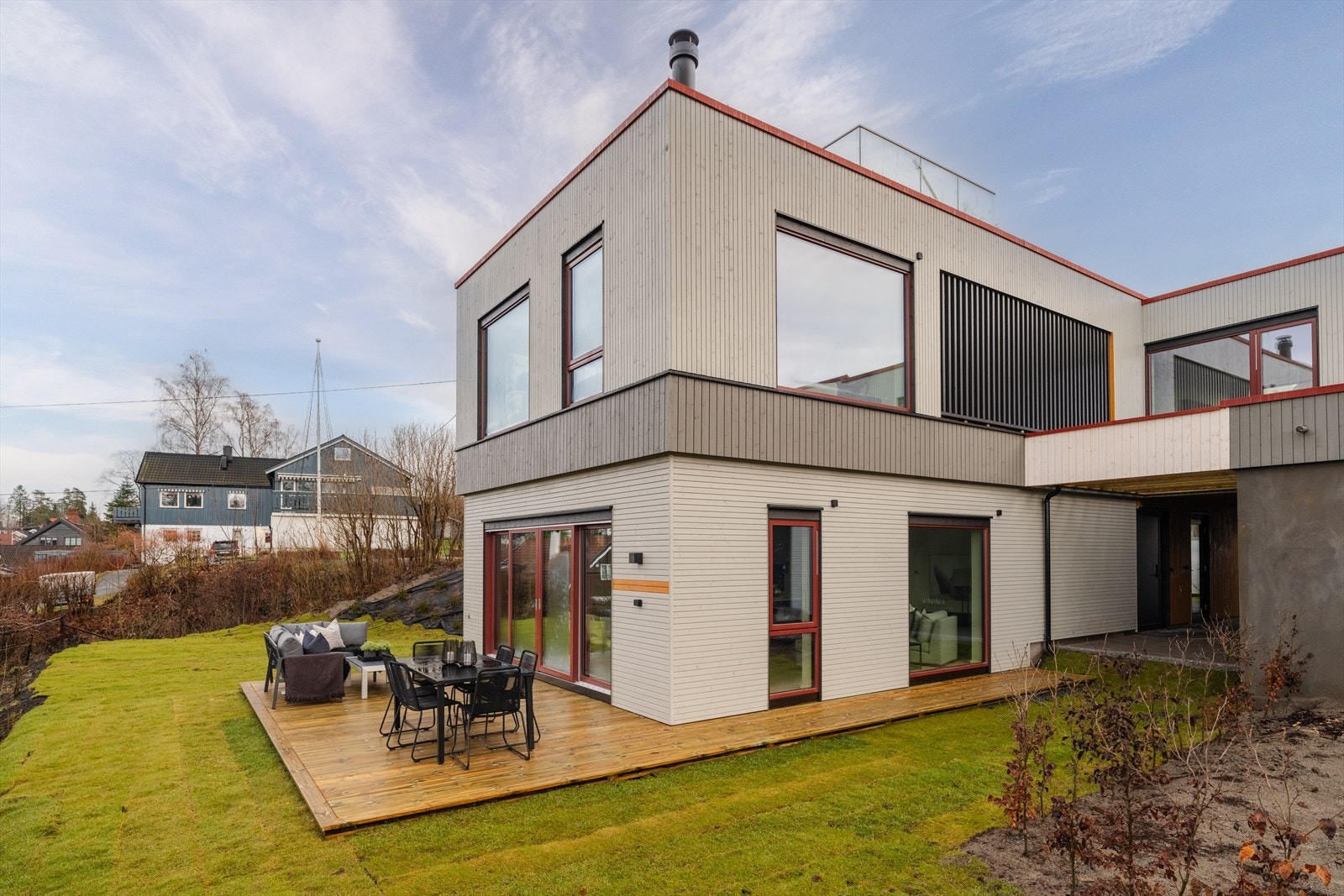 I tillegg til takterrassen har boligen en flott terrasse på bakkeplan, med direkte adkomst fra både kjøkken og spisestue i 1. etasje gjennom skyvedører. Galleribilde