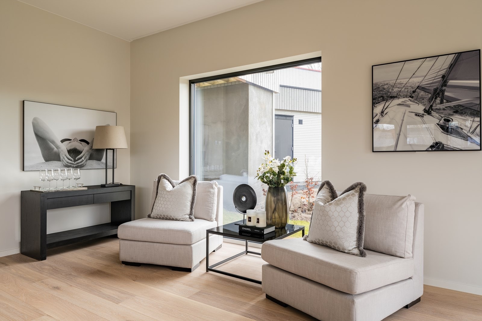 Lyse parkettgulv gir et moderne og helhetlig preg. Galleribilde