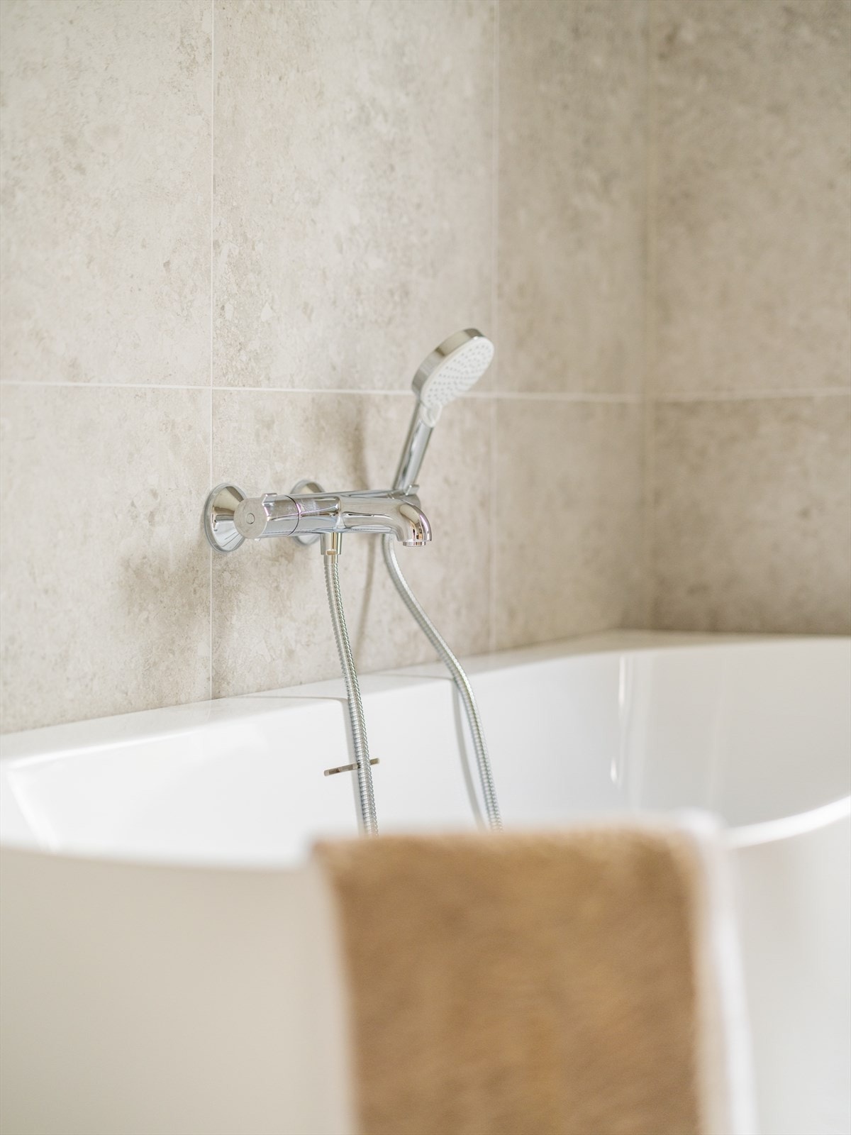 Rommet har frittstående badekar som tilfører en eksklusiv kvalitet. Galleribilde