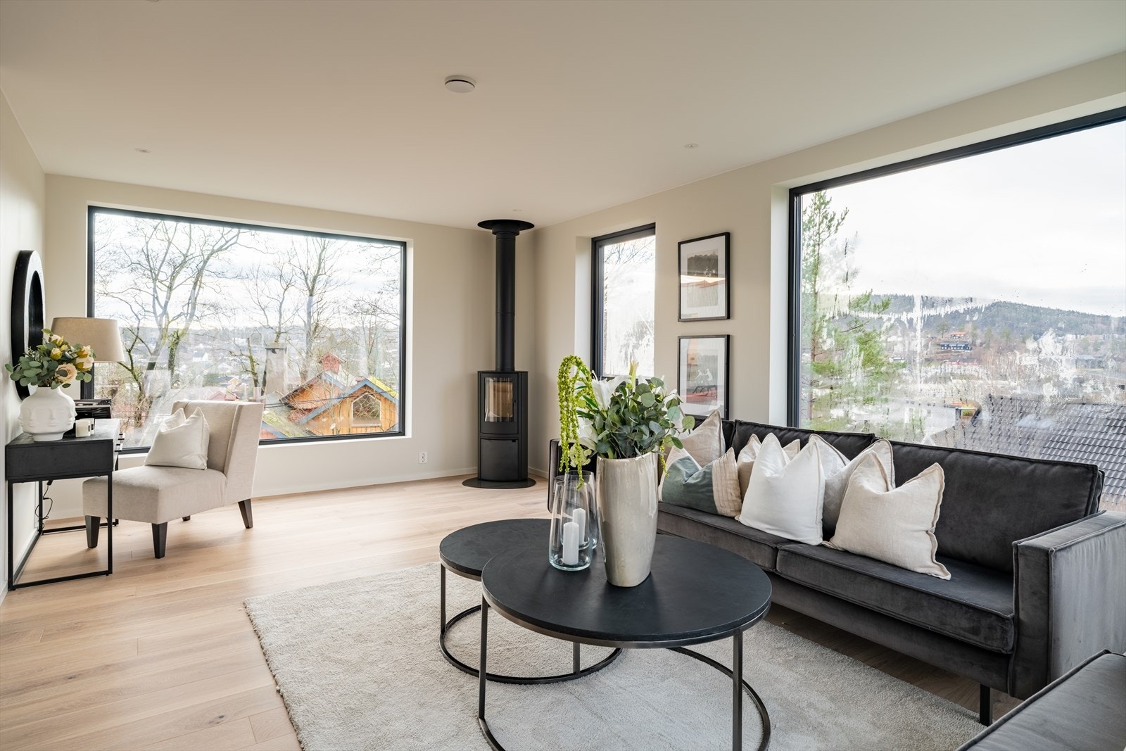 Opp i 2. etasje finner vi en koselig stue, med god plass til både sofagruppe og øvrig møblering. Galleribilde