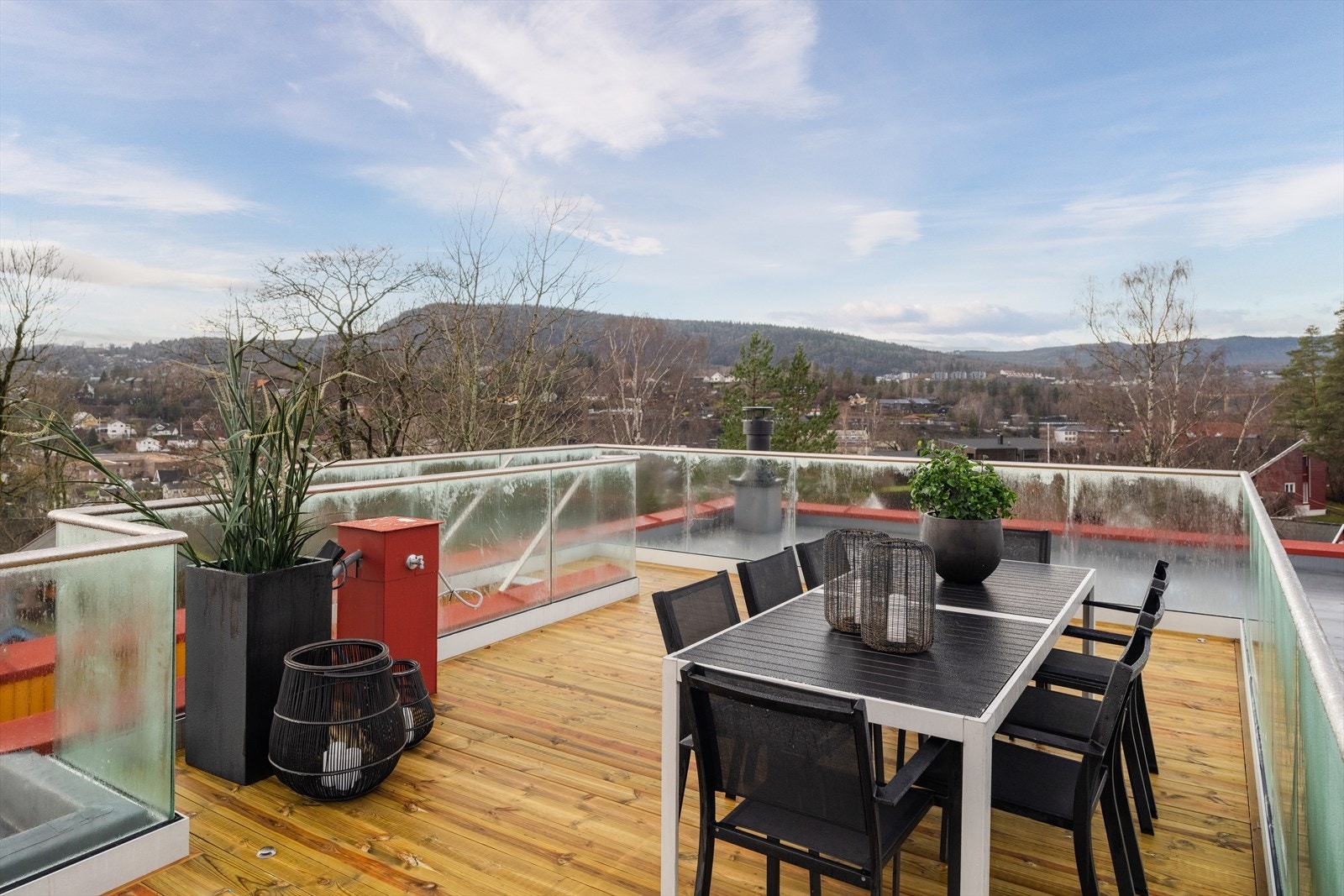 Takterrassen er tilrettelagt med både vann- og strømuttak, noe som gir stor fleksibilitet for bruk, enten det er utekjøkken, grill, varmelamper eller belysning. Galleribilde