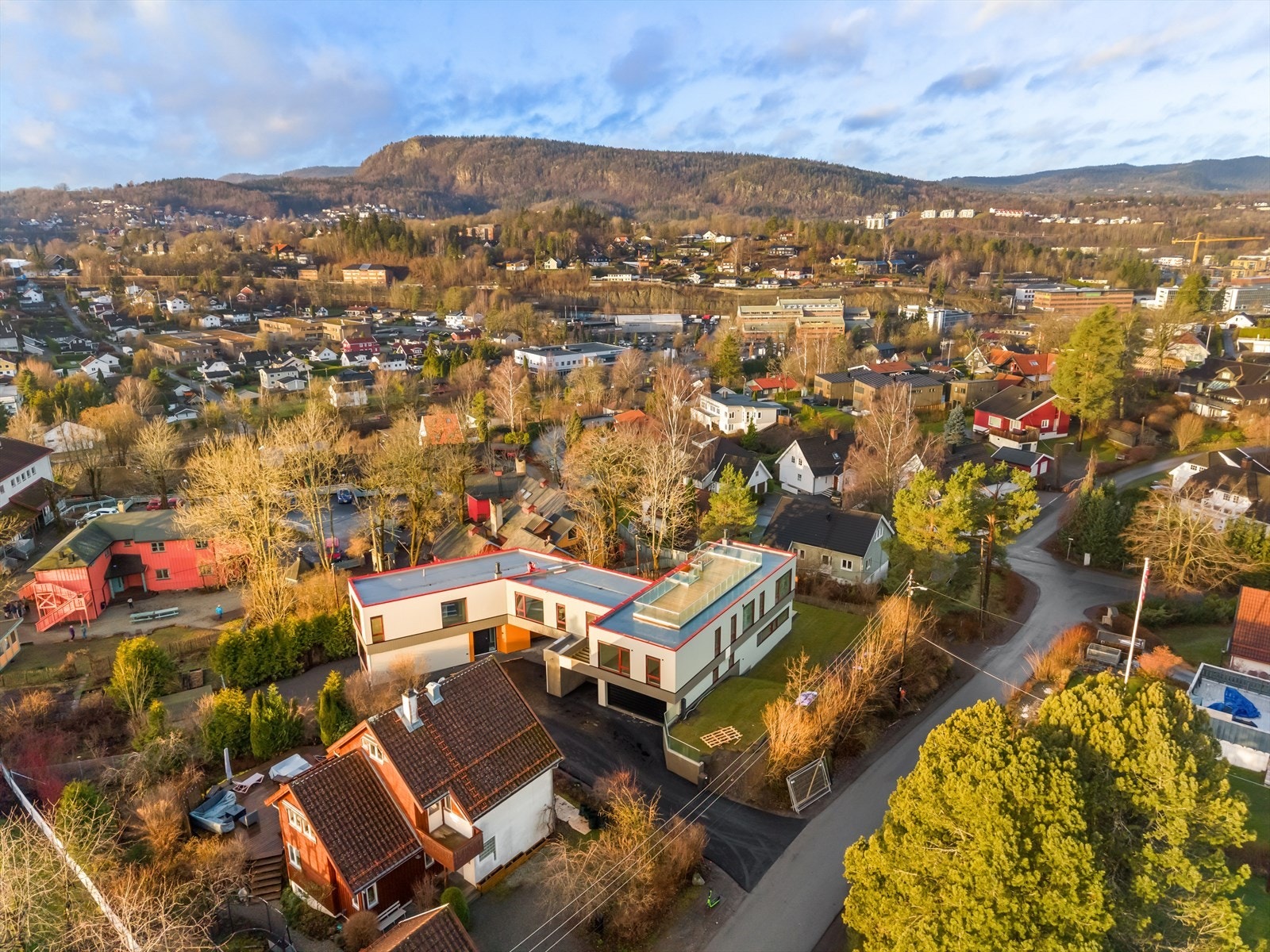 Furukollveien 13A ligger i et veletablert og svært familievennlig område på Mellom-Nes, i et av Askers mest attraktive villaområder, Øvre Nes. Galleribilde