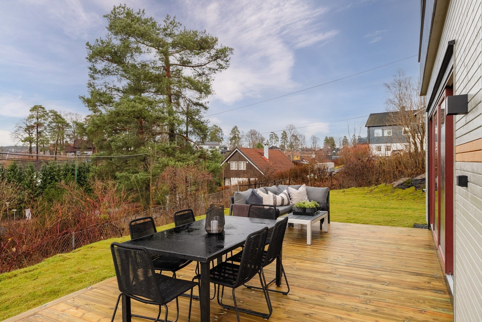 Terrassen er opparbeidet med impregnerte terrassebord og fungerer som et naturlig uterom i forlengelse av oppholdsarealene. Galleribilde