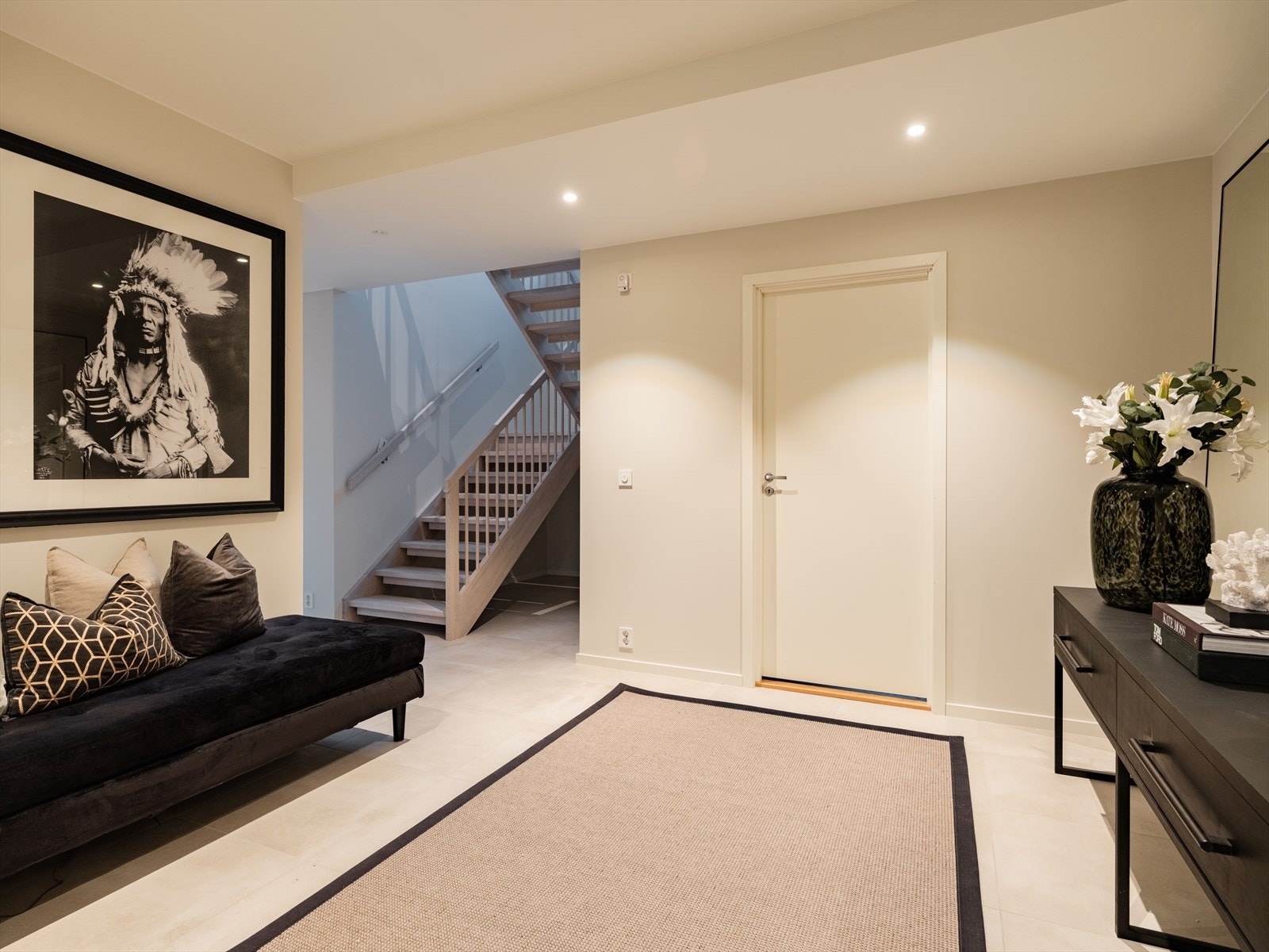 Entréen er romslig, med flislagt gulv med varme. Galleribilde