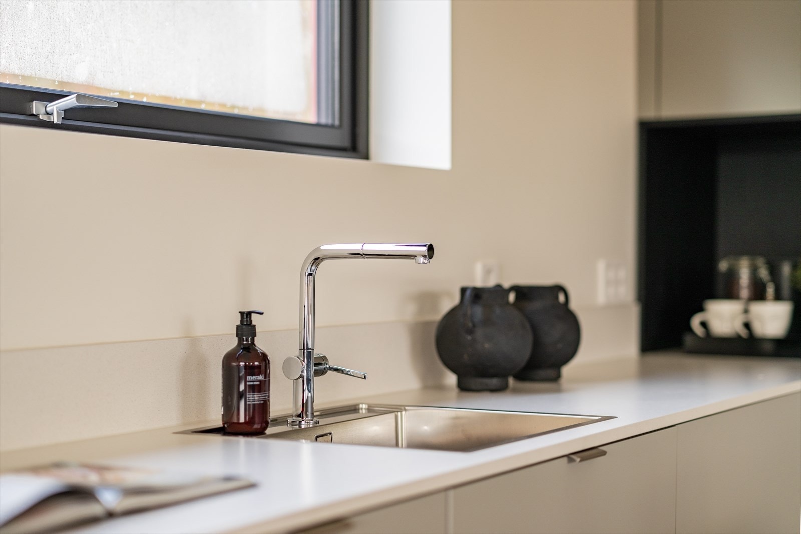 Kompositt benkeplater med nedfelt vaskekum understreker det helhetlige uttrykket og gir en slitesterk og elegant arbeidsflate. Galleribilde