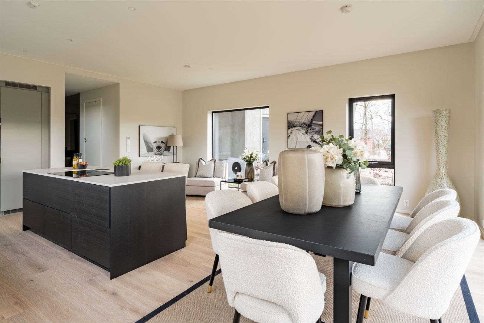 Den romslige kjøkkenøyen skaper et naturlig samlingspunkt og byr på rikelig med arbeidsflate, perfekt for både hverdagsmatlaging og sosiale sammenkomster. Galleribilde