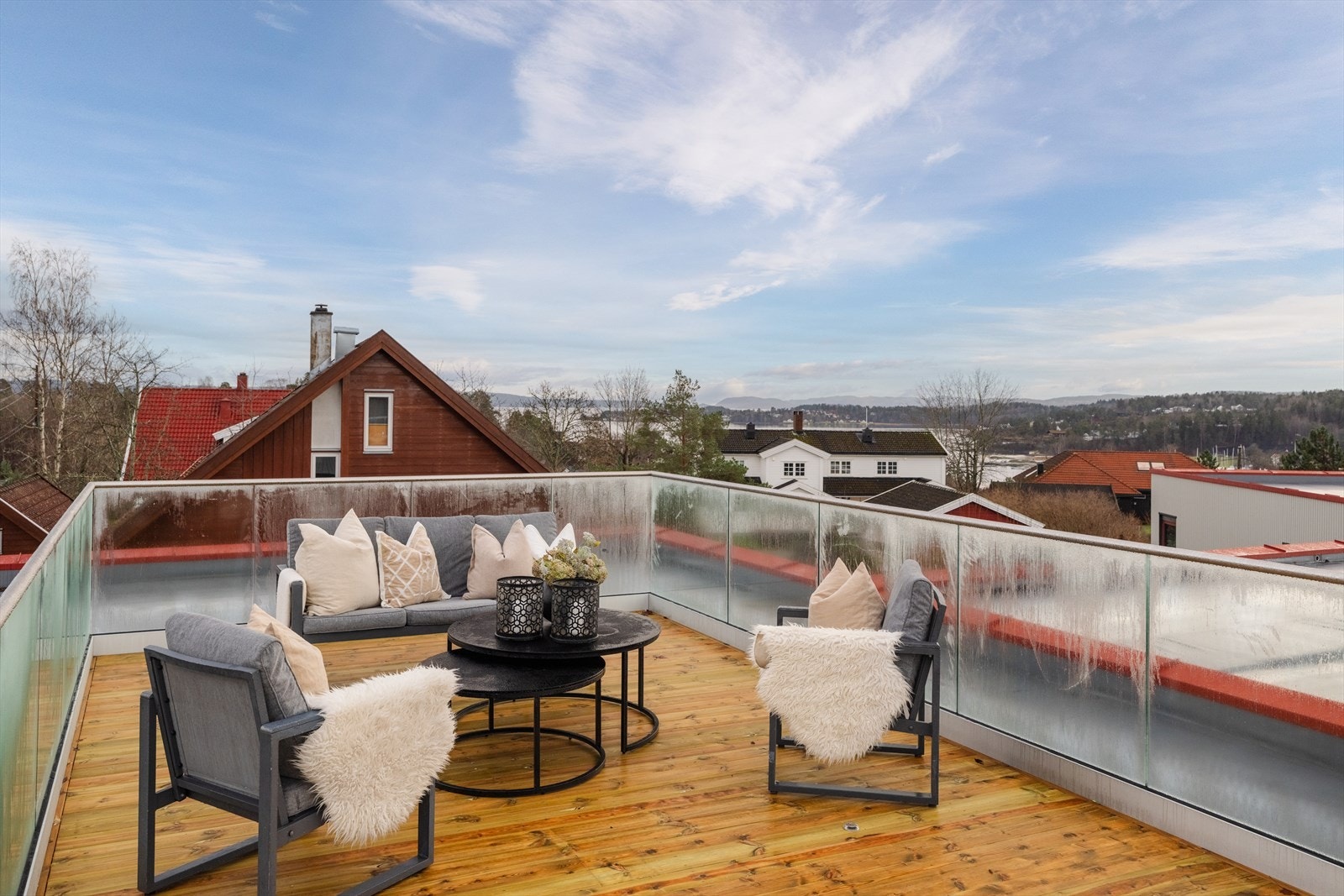 Takterrassen er belagt med impregnert terrassegulv med innfelt belysning, som gir et eksklusivt preg. Galleribilde