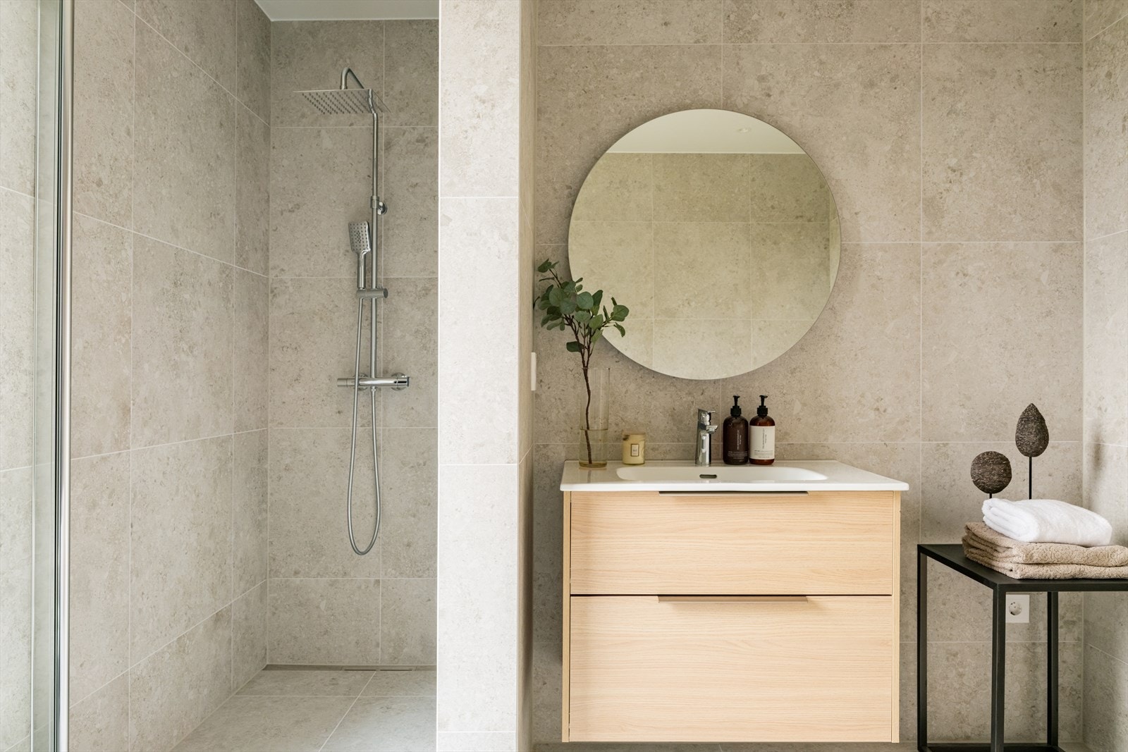 I tillegg er det dusjsone adskilt med glassdør. Galleribilde