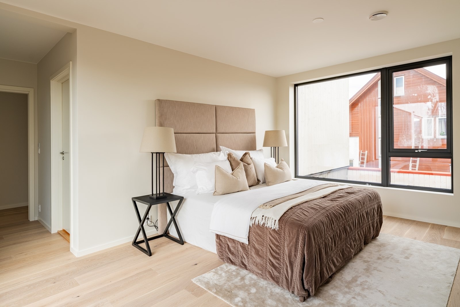 Boligen har totalt fire soverom, alle samlet i 2. etasje, en svært praktisk og familievennlig løsning. Galleribilde