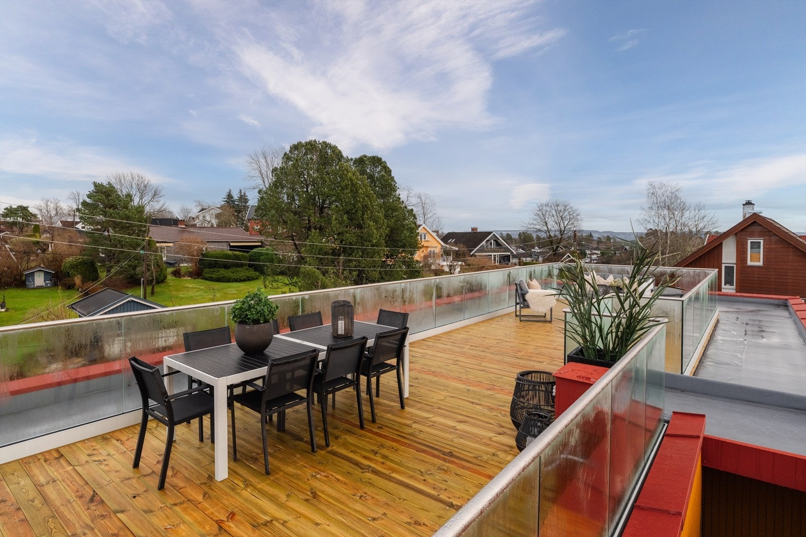 Glassrekkverk rammer inn uteplassen på en elegant måte og sørger for uhindret utsyn, med flott utsikt mot fjorden og nærområdet. Galleribilde