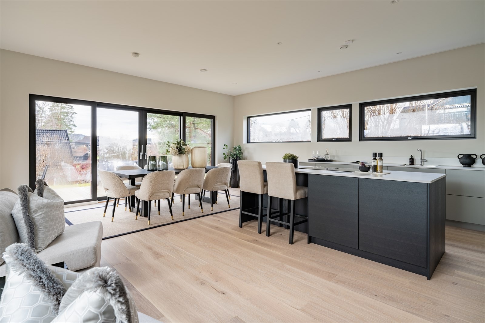 Kjøkkenet er moderne, gjennomført og utformet med fokus på både funksjonalitet og design. Galleribilde