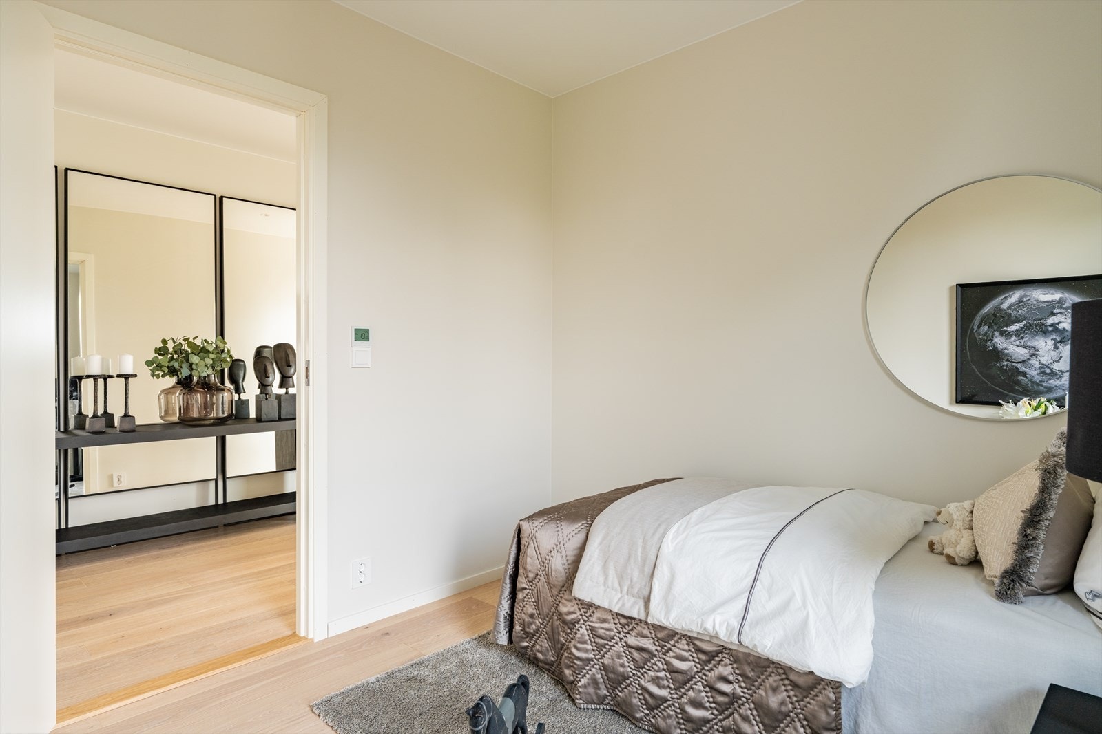 Veggflater i rolige, nøytrale toner bidrar til et tidløst uttrykk. Galleribilde