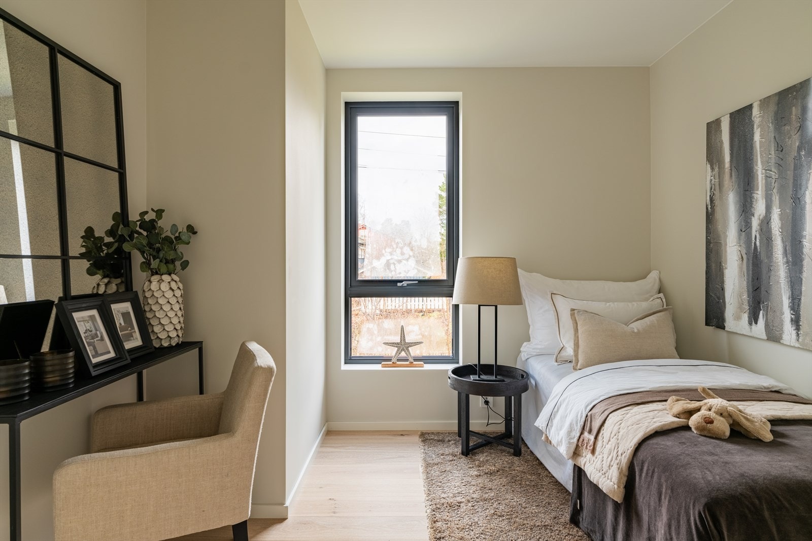 Soverom 4. Alle soverom har enstavs parkett, tilsvarende resten av boligen, noe som gir en fin og helhetlig sammenheng mellom rommene. Galleribilde