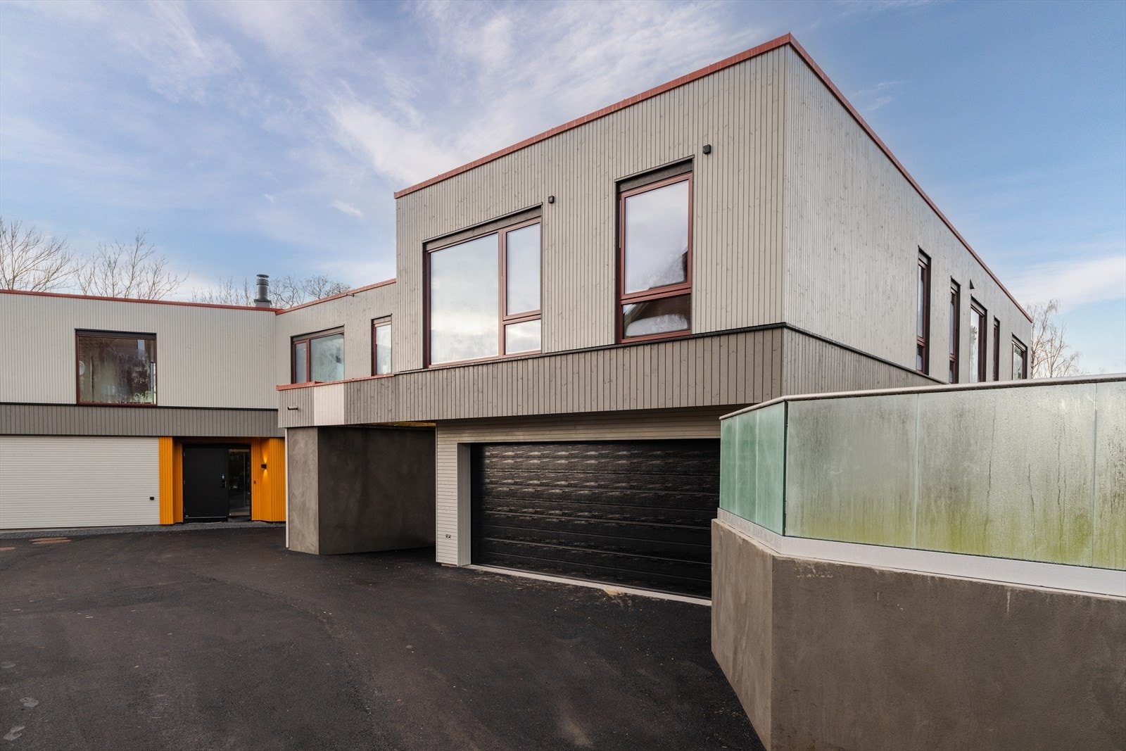 Eiendommen er opparbeidet med asfaltert innkjørsel og gårdsplass. Innkjørselen er felles mellom de to seksjonene. Galleribilde