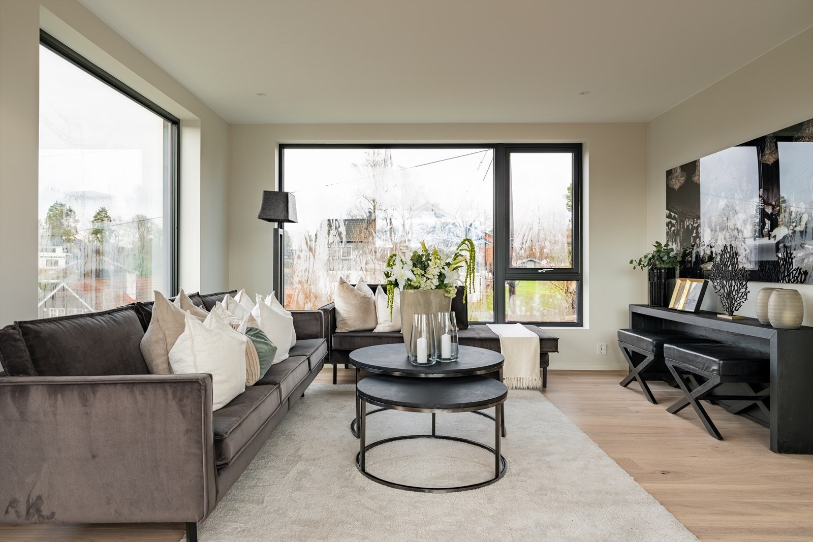 Gjennom boligen er det etablert vannbåren gulvvarme, levert med elkjel, som gir jevn og behagelig oppvarming. Galleribilde