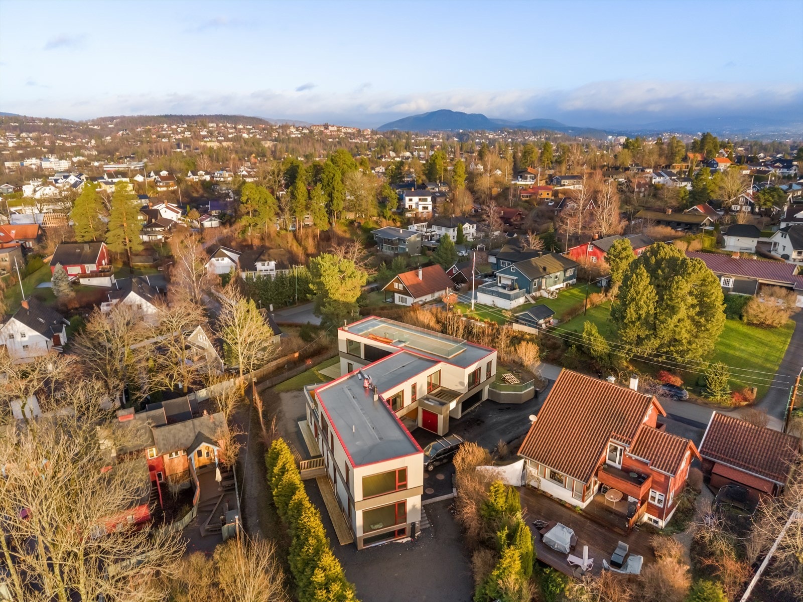 Dette idylliske boligområdet byr på nærhet til skoler, barnehager, kollektivtransport, marka og daglige servicetilbud. Galleribilde