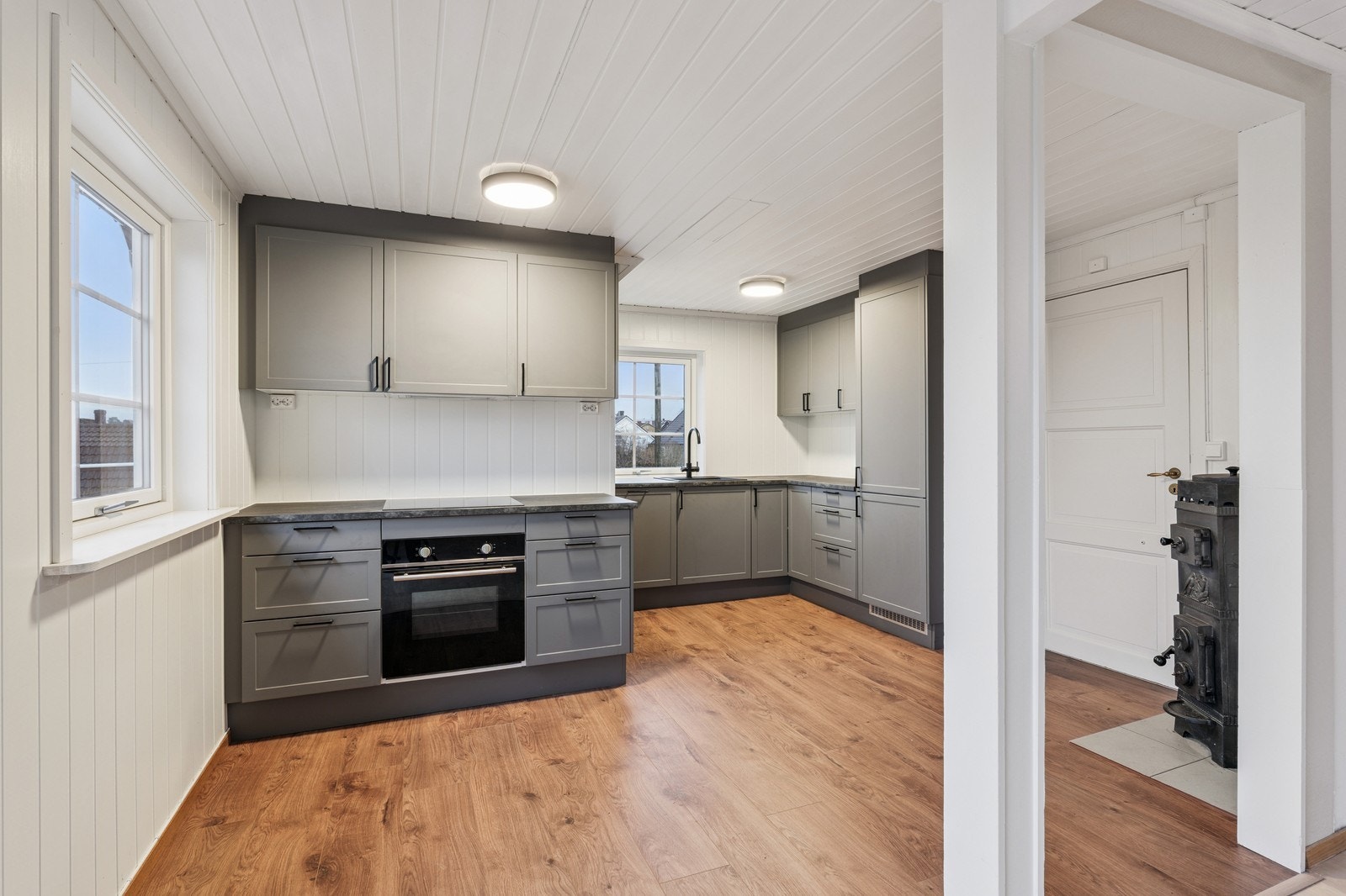 Lekker kjøkkeninnredning med integrerte hvitevarer Galleribilde