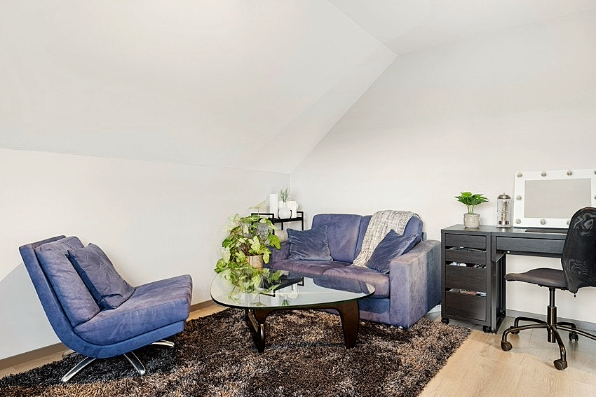 Stuen er delvis møblert med egen sofa Galleribilde