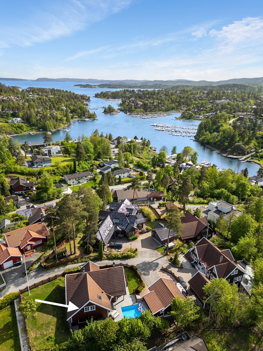 Hybelen har egen inngang og utsikt fra andre etasje. Galleribilde