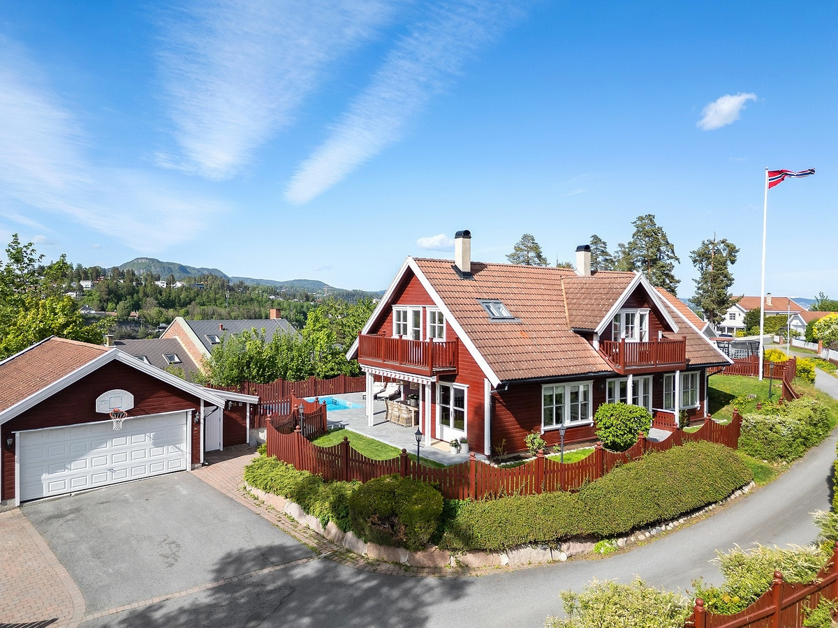 Huset ligger i rolige omgivelser i enden av en blindvei Galleribilde