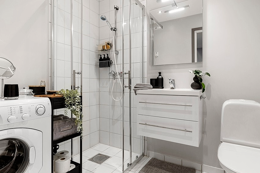 Moderne bad med varmekabler i gulv. Vaskemaskin er inkludert i leien. Galleribilde