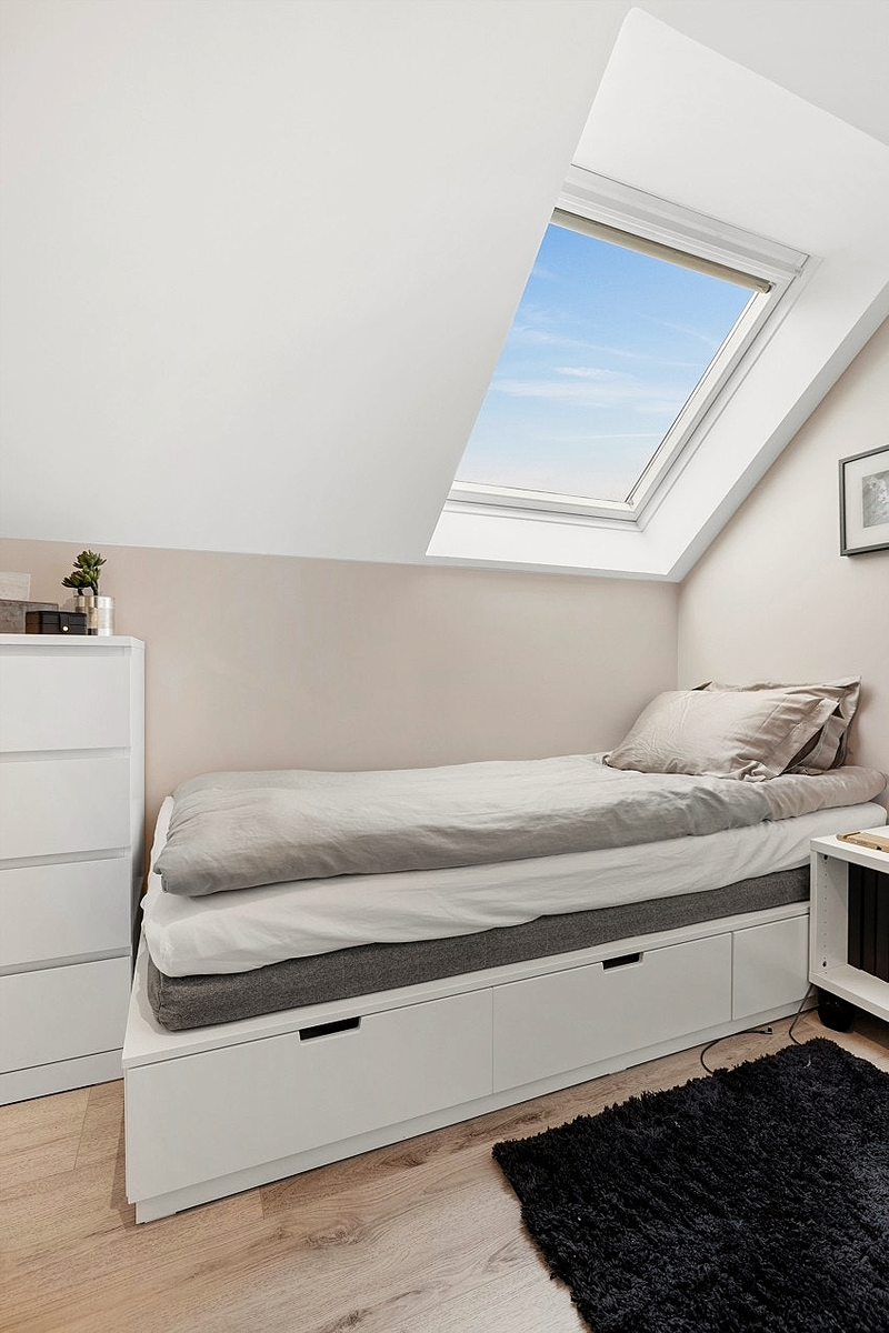 Soverommet er delvis møblert med egen seng med oppbevaring under Galleribilde