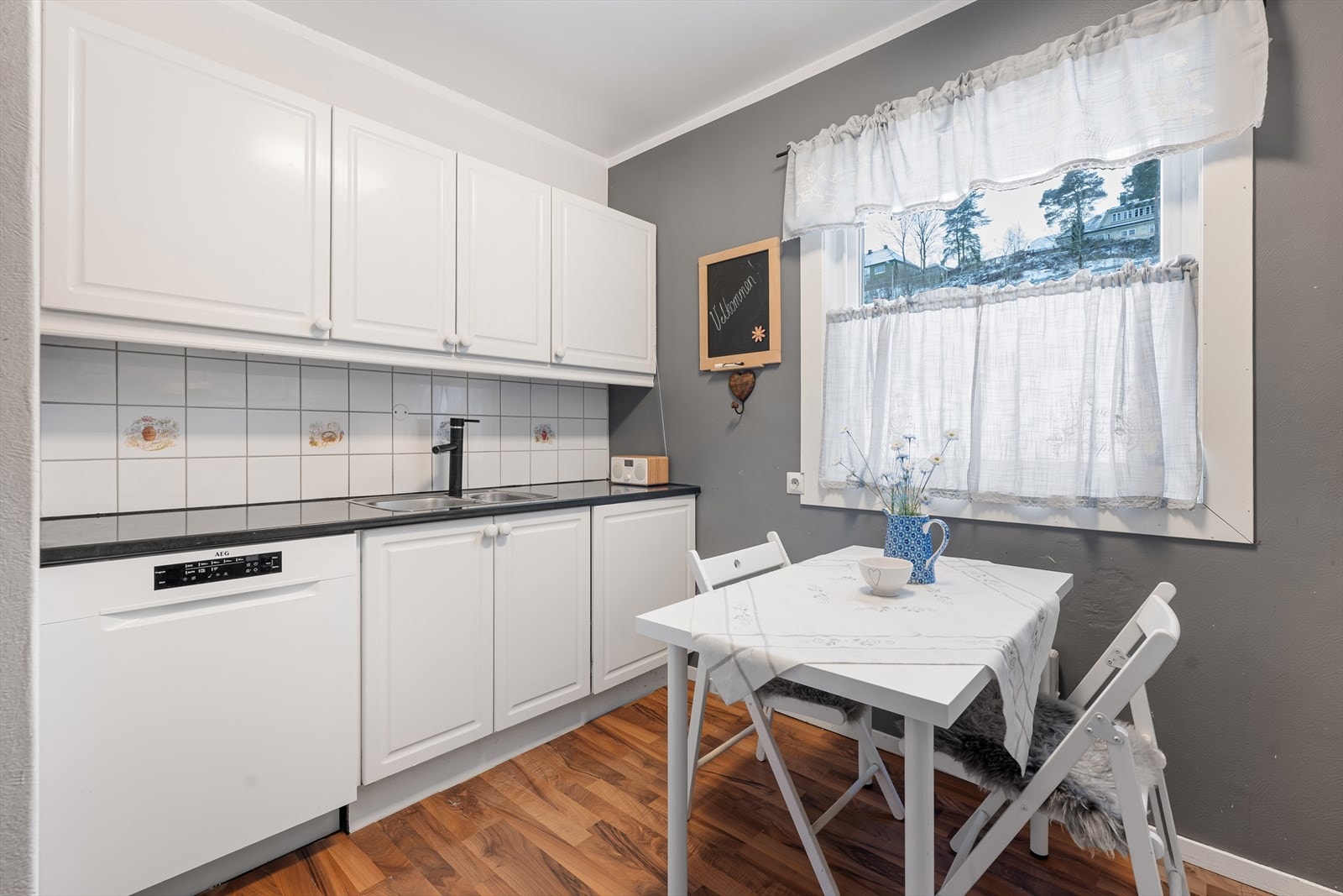 Kjøkken med god spiseplass Galleribilde