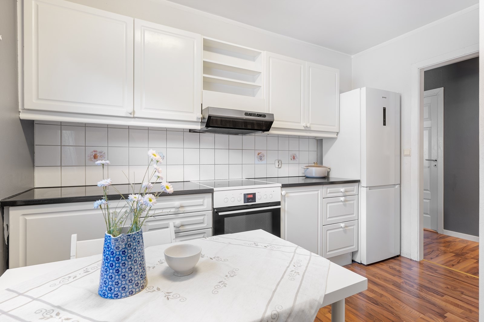 Kjøkken med hvit profilert innredning Galleribilde