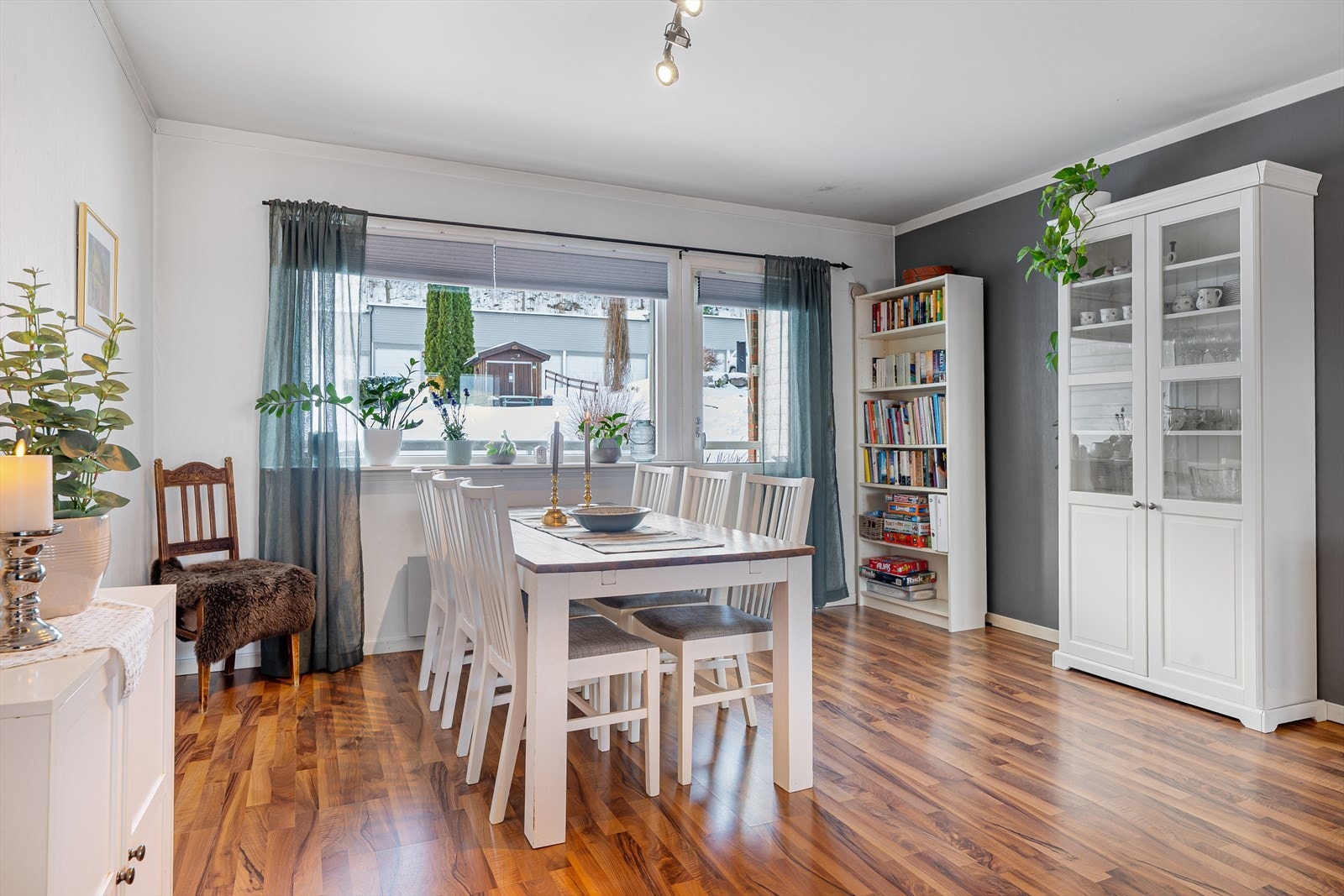 Stuen har god plass til spisestue Galleribilde