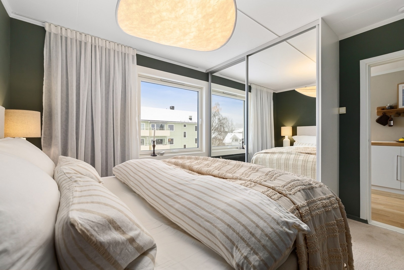 Praktisk skyvedørsgarderobe med speildører gir god lagringskapasitet Galleribilde